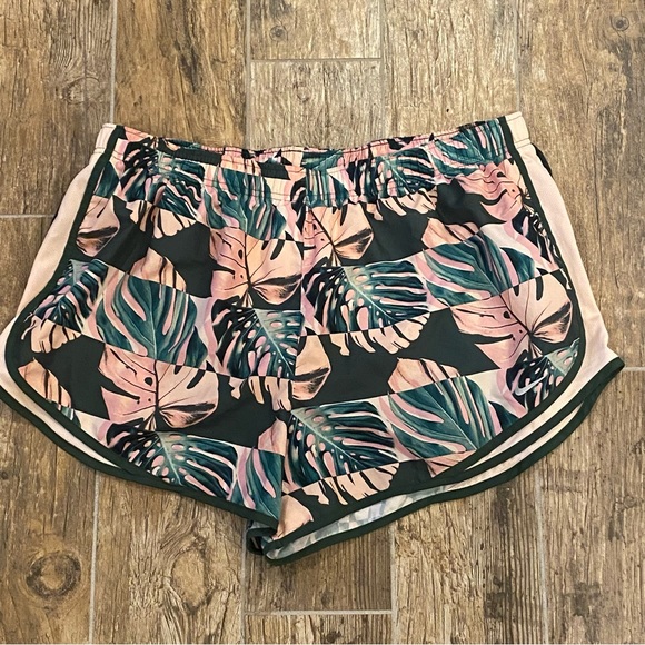 Nike Women’s Tempo Dry Fit 3” Printed Running Shorts - Picture 2 of 8